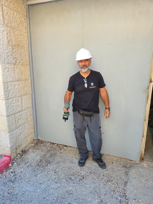 יניב ביטון - חשמלאי מוסמך באזור הרצליה תל אביב